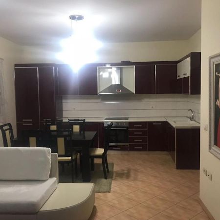Lovely 2 Bedroom Apartment Tirana Exteriör bild