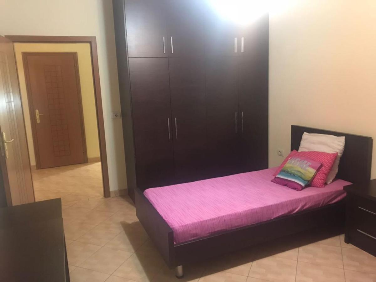 Lovely 2 Bedroom Apartment Tirana Exteriör bild