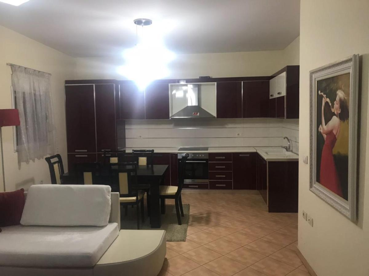 Lovely 2 Bedroom Apartment Tirana Exteriör bild